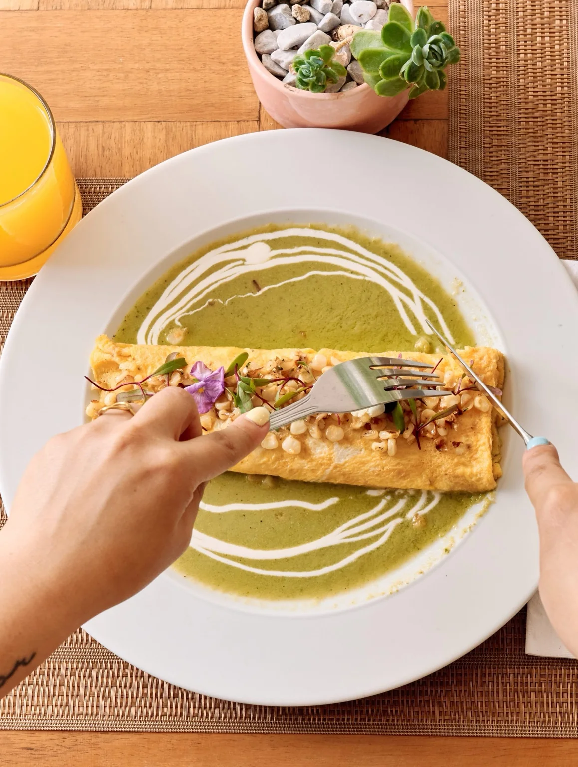 Desayuno mexicano con salsa verde y elote